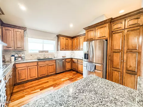 Kitchen - 1541 Creekside Dr, Williston, ND 58801 photo 5 of 12
