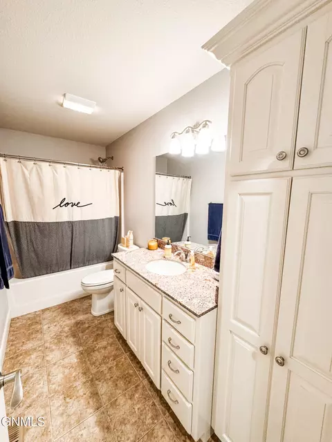 Bath - 1541 Creekside Dr, Williston, ND 58801 photo 1 of 8