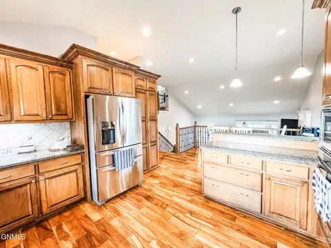 Kitchen - 1541 Creekside Dr, Williston, ND 58801 photo 8 of 12