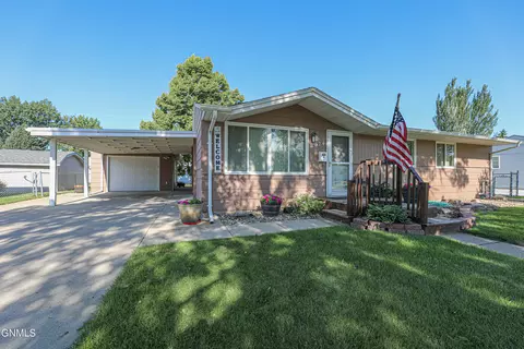 2024 Dakota Dr, Bismarck, ND 58501
