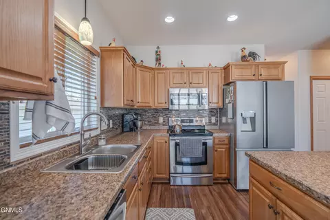 2010 Calgary Ave E, Bismarck, ND 58503 photo 5