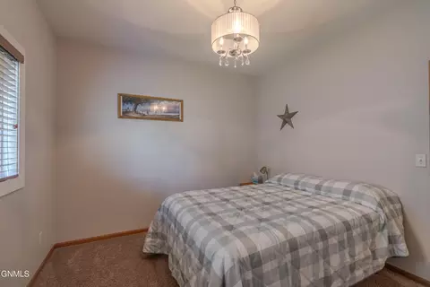 2010 Calgary Ave E, Bismarck, ND 58503 photo 29