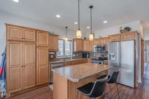2010 Calgary Ave E, Bismarck, ND 58503 photo 4