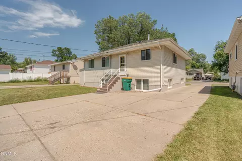 Exterior - 1504 14th St N, Bismarck, ND 58501 photo 4 of 14