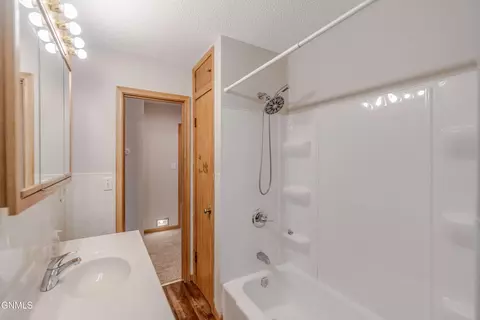 Bath - 1504 14th St N, Bismarck, ND 58501 photo 4 of 8