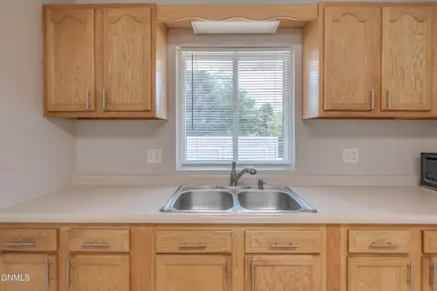 Kitchen - 1504 14th St N, Bismarck, ND 58501 photo 4 of 10