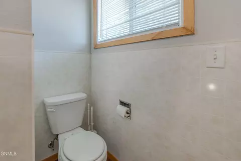 Bath - 1504 14th St N, Bismarck, ND 58501 photo 3 of 8