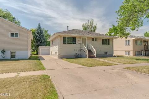 Exterior - 1504 14th St N, Bismarck, ND 58501 photo 10 of 14
