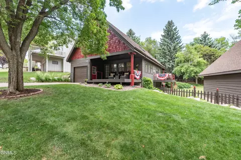 508 Portage Dr, Bismarck, ND 58503