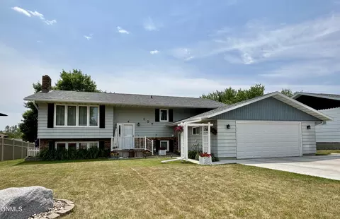 107 10th St NW, Beulah, ND 58523
