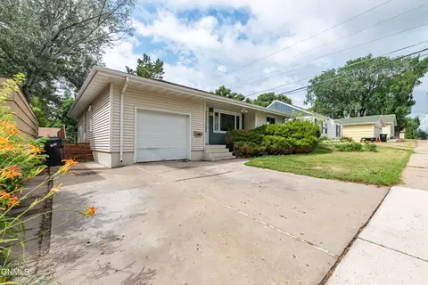 1715 D Ave E, Bismarck, ND 58501 photo 2