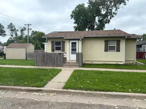 215 7th St SW, Jamestown, ND 58401