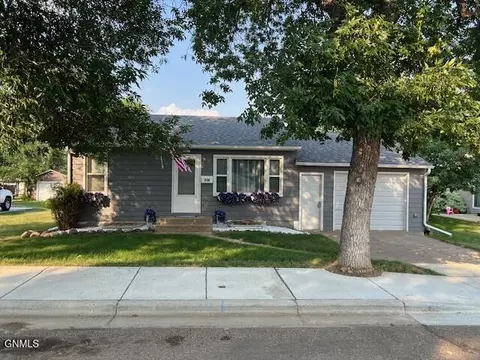 238 2nd Ave NW, Killdeer, ND 58640