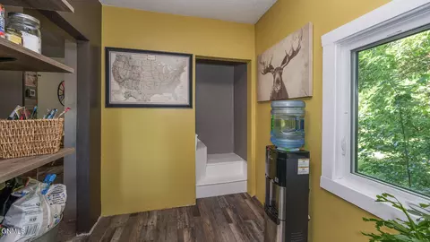Entry Way - 315 Hwy 25 E, Center, ND 58530 photo 2 of 4