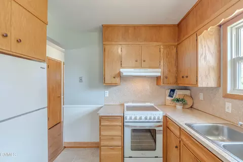 Kitchen - 1909 Divide Ave, Bismarck, ND 58501 photo 7 of 8