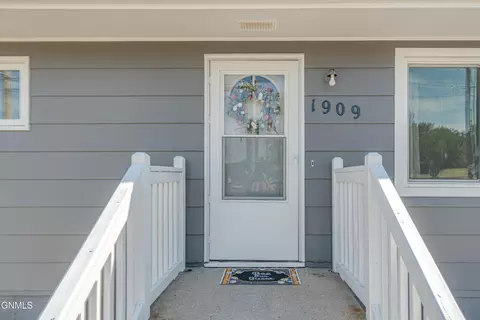 Exterior - 1909 Divide Ave, Bismarck, ND 58501 photo 5 of 5