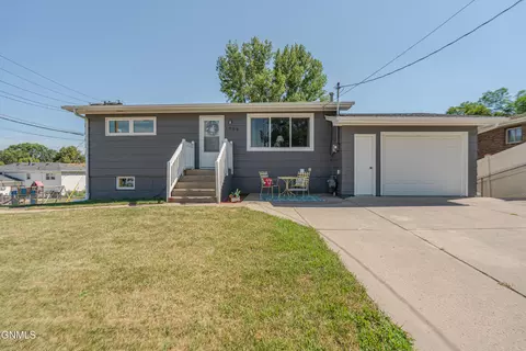 1909 Divide Ave, Bismarck, ND 58501