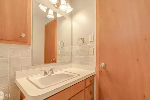 Bath - 1909 Divide Ave, Bismarck, ND 58501 photo 3 of 7