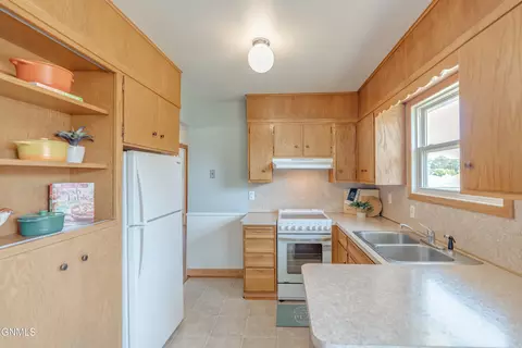 Kitchen - 1909 Divide Ave, Bismarck, ND 58501 photo 8 of 8