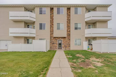 1117 Lasalle Dr E, Bismarck, ND 58503