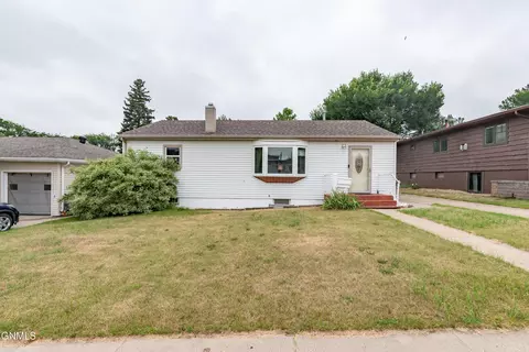 2128 E Avenue Ave E, Bismarck, ND 58501 photo 2