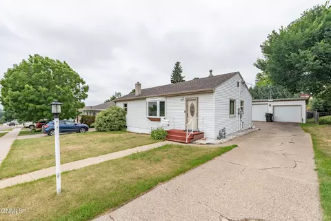 2128 E Avenue Ave E, Bismarck, ND 58501