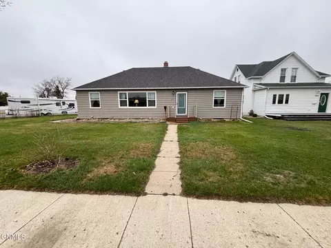 Exterior - 402 Brewster St E, Harvey, ND 58341 photo 1 of 3