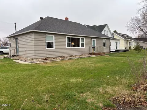 402 Brewster St E, Harvey, ND 58341