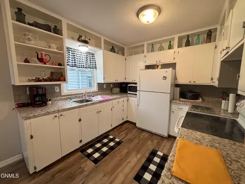 Kitchen - 402 Brewster St E, Harvey, ND 58341 photo 1 of 2
