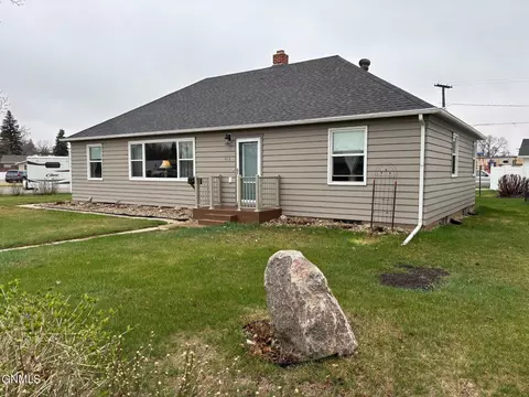 Exterior - 402 Brewster St E, Harvey, ND 58341 photo 2 of 3