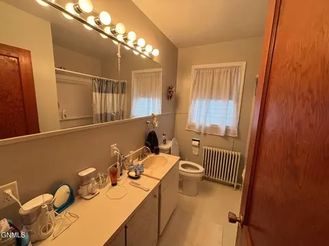 Bath - 402 Brewster St E, Harvey, ND 58341 photo 1 of 3