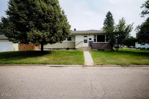 1222 9th Ave SE, Jamestown, ND 58401