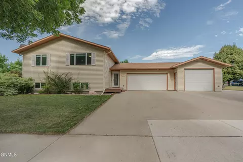 2414 Springfield St, Bismarck, ND 58503