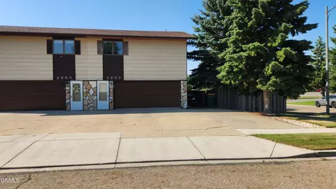 2903 Vancouver Ln, Bismarck, ND 58503