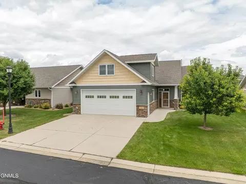 3560 Edgewood Village Loop, Bismarck, ND 58503