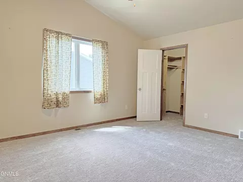 5000 Weyburn Dr, Bismarck, ND 58503 photo 20