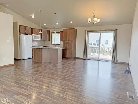 5000 Weyburn Dr, Bismarck, ND 58503 photo 2