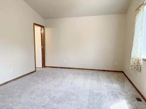 5000 Weyburn Dr, Bismarck, ND 58503 photo 14