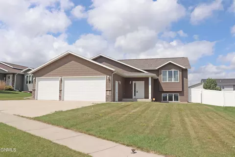 5000 Weyburn Dr, Bismarck, ND 58503