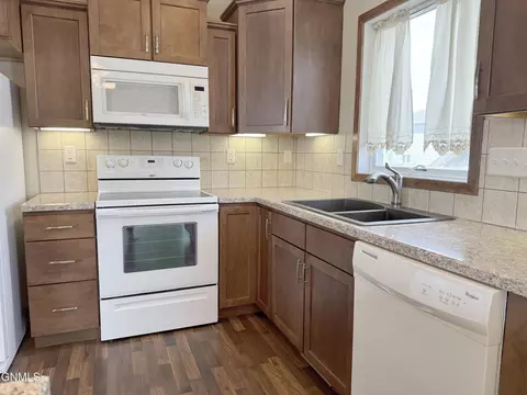 5000 Weyburn Dr, Bismarck, ND 58503 photo 12