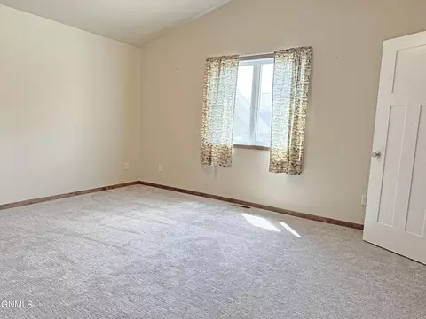 5000 Weyburn Dr, Bismarck, ND 58503 photo 13
