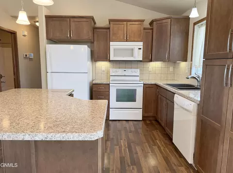 5000 Weyburn Dr, Bismarck, ND 58503 photo 4