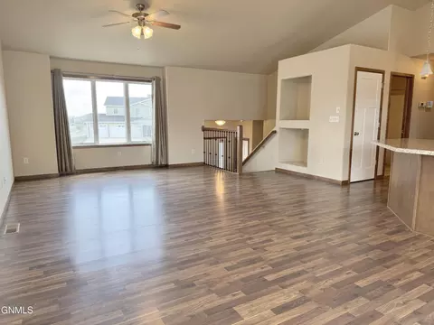 5000 Weyburn Dr, Bismarck, ND 58503 photo 3