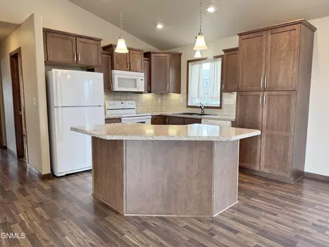 5000 Weyburn Dr, Bismarck, ND 58503 photo 10