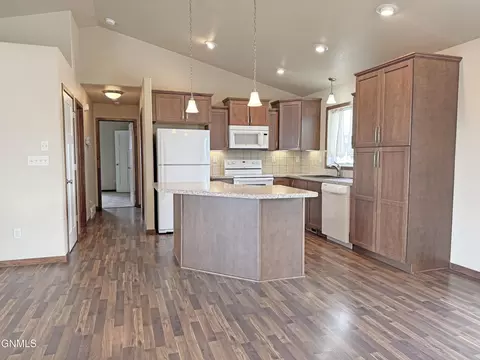 5000 Weyburn Dr, Bismarck, ND 58503 photo 9