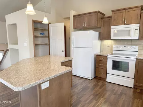 5000 Weyburn Dr, Bismarck, ND 58503 photo 5