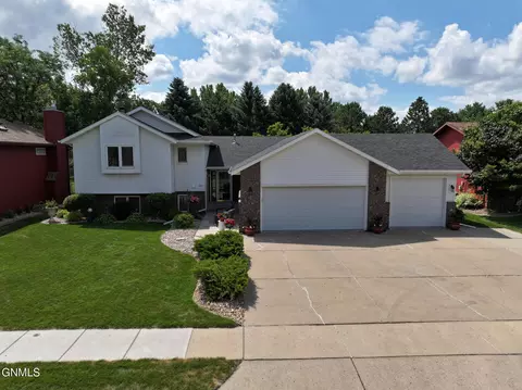 707 Munich Dr, Bismarck, ND 58504