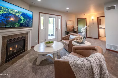 Living - 1003 Bremner Ave, Bismarck, ND 58503 photo 9 of 10