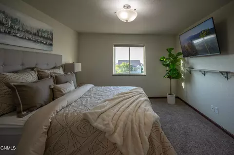 Bedroom - 1003 Bremner Ave, Bismarck, ND 58503 photo 9 of 13