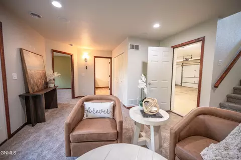 Entry Way - 1003 Bremner Ave, Bismarck, ND 58503 photo 4 of 6